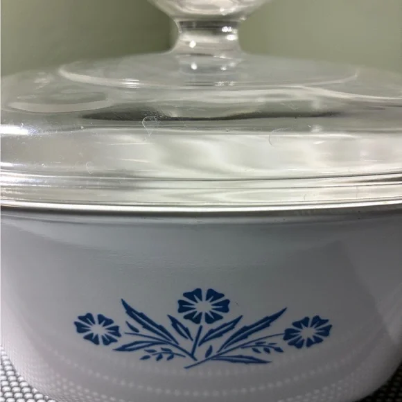 Vintage Corning Ware Cornflower" Casserole Baking Dish (1.75 quart) with lid - Picture 2 of 9